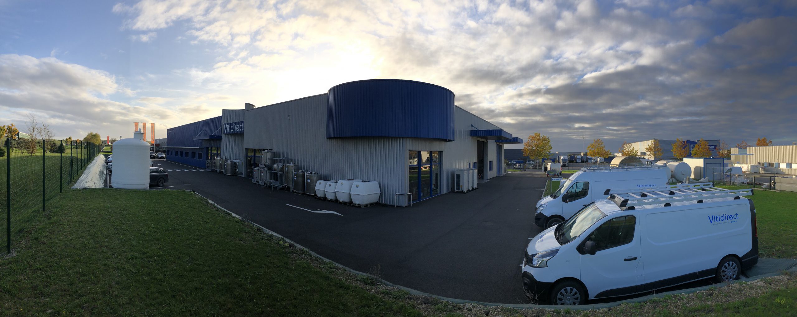 Vue d'extérieur de Vitidirect, magasin de matériels vinicoles à Cognac